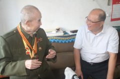 韩一兵在国庆前夕走访慰问离退休老干部并颁送